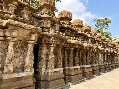 Kanchi Kailasanathar tapınağı Kancheepuram 'da. Pallava mimarisi tarzında M.S. 700 yılında Narasimhavarman-II tarafından inşa edilen en eski yapılardan biridir..