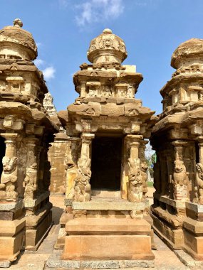 Kanchi Kailasanathar tapınağı Kancheepuram 'da. Pallava mimarisi tarzında M.S. 700 yılında Narasimhavarman-II tarafından inşa edilen en eski yapılardan biridir..