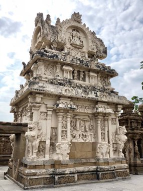 Kanchi Kailasanathar tapınağı Kancheepuram 'da. Pallava mimarisi tarzında M.S. 700 yılında Narasimhavarman-II tarafından inşa edilen en eski yapılardan biridir..