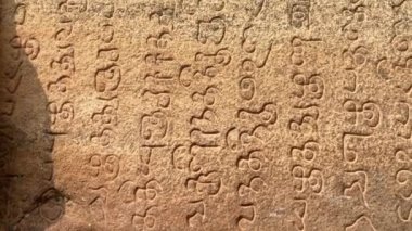 Tamil Nadu Thanjavur 'daki Brihadeeswarar tapınağına kazınmış duvar yazıtları.