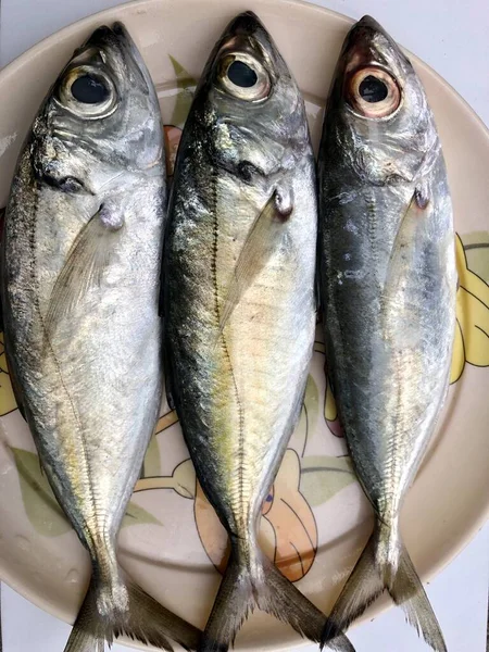 Frischer Fisch Auf Dem Teller Zum Verkauf Auf Dem Markt — Stockfoto