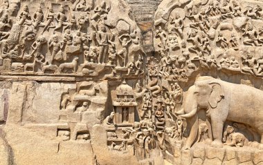 Tamil Nadu, Mahabalipuram 'daki granit taşlara oyulmuş dev açık hava kayaları yardım heykelleri. İçinde hayvan heykelleri, tanrı, insan ve yarı insan heykelleri var..