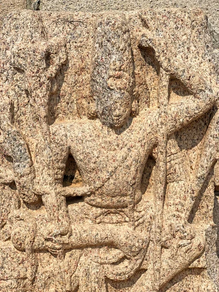 타밀나두에 마하발리푸람의 단두대 바위에 새겨진 힌두교 조각본 돋을새김 — 스톡 사진