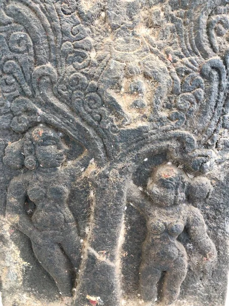 站在树下的人的雕塑 泰米尔纳德邦湿婆寺石墙上雕刻的巴斯浮雕 — 图库照片