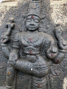 Tamil Nadu 'daki Shiva tapınağının taş duvarlarına Tanrı' nın kabartma heykeli oyulmuş.