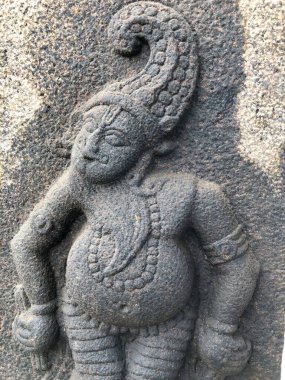 Hayvan kafası heykeli olan Tanrı. Tamil Nadu 'daki Shiva Tapınağı' nın taş duvarlarına Hindu Tanrısı 'nın kabartma heykeli oyulmuş.