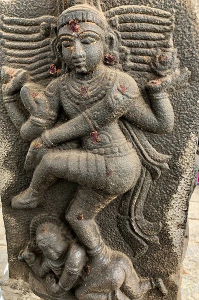 印度神像的雕塑 脚底有一个婴儿 泰米尔纳德邦湿婆寺石墙上雕刻的Bas浮雕 — 图库照片
