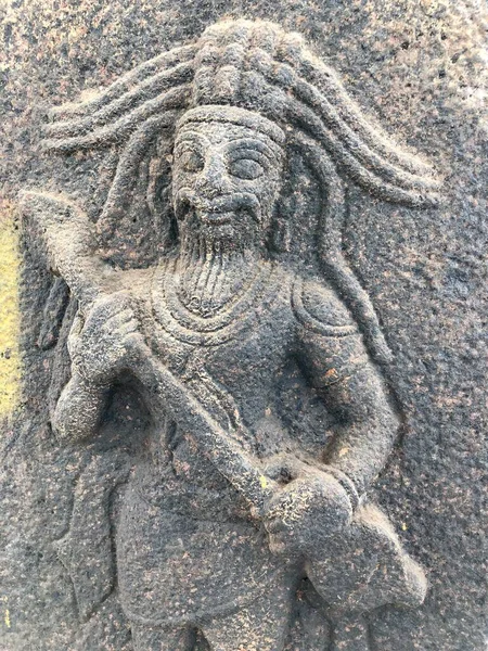 手の彫刻に武器を持つ男 バスレリーフ彫刻シヴァ寺院 タミル ナードゥ州の壁に刻まれた — ストック写真