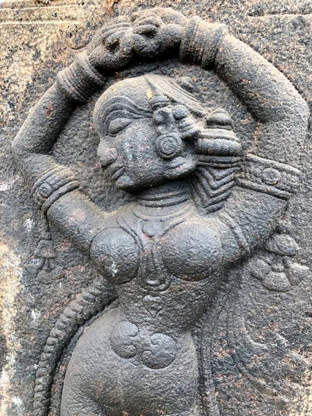 妇女雕塑摆出舞步 泰米尔纳德邦湿婆寺石墙上雕刻的巴斯浮雕 — 图库照片
