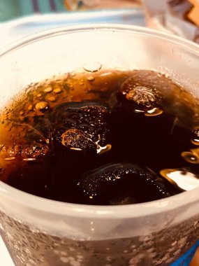 Bardakta buz küplü kola.