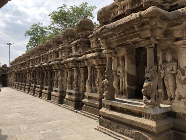 Kanchipuram, Tamil Nadu 'daki eski Kançi Kailasanathar tapınağının sütunlarında güzel aslan heykelleri olan küçük özdeş türbeler.