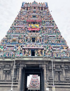 Tamil Nadu 'daki Kapaleeshwarar tapınağında güzel tanrı heykelleri olan antik Hindu tapınağı.. 