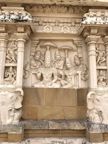位于泰米尔纳德邦Kanchipuram的Kanchi Kailasanathar神庙墙壁上的印度教神砂岩雕塑的古老石刻 — 图库照片