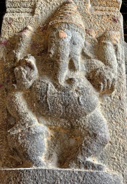 ヒンズー教の神Ganesh彫刻古代寺院の壁に彫刻 タミルナドゥのカパレーシュワール寺院の壁に刻まれたバスレリーフ彫刻 — ストック写真