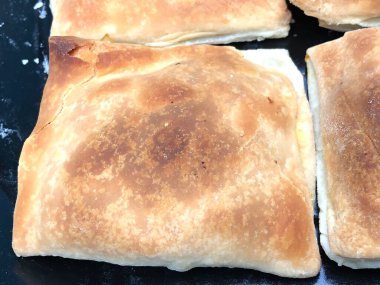 Sebzeli puf tarifi pişirildi ve yemek için tabakta servis edildi. Fırında pişmiş sebzeli börek. Puf puf tabakta..