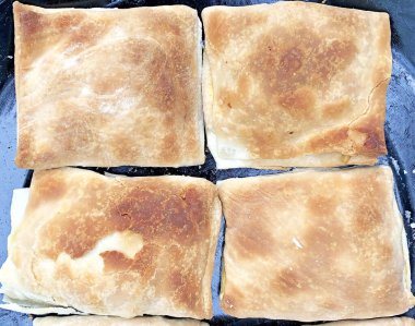 Sebzeli puf tarifi pişirildi ve yemek için tabakta servis edildi. Fırında pişmiş sebzeli börek. Puf puf tabakta..