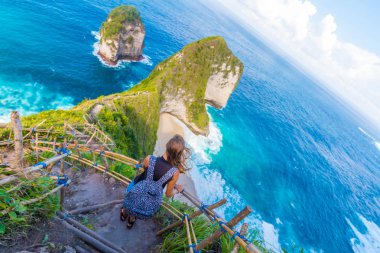 Endonezya, Bali 'deki Nusa Penida Adası' nda Genç Kadın Duruyor ve Güzel Manzara İzliyor