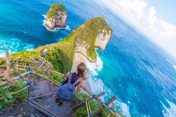 Young Woman Standing Watching Beautiful View Nusa Penida Island Bali — Stock Photo, Image