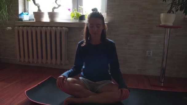 Mooie Jonge Vrouw Die Thuis Mediteert Meisje Nemen Diepe Adem — Stockvideo