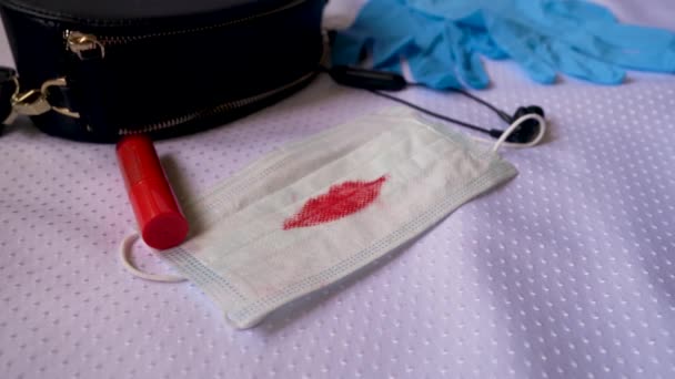 Vista Bolsa Ladie Lápiz Labial Rojo Máscara Protectora Auriculares Guantes — Vídeos de Stock