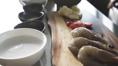 Köri Malzemeleri Manzarası, evde köri yapmaya hazırlanıyor. Yavaş Hareket