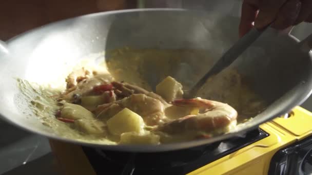 Draufsicht Auf Das Gelbe Thai Curry Kochen Auf Einer Großen — Stockvideo