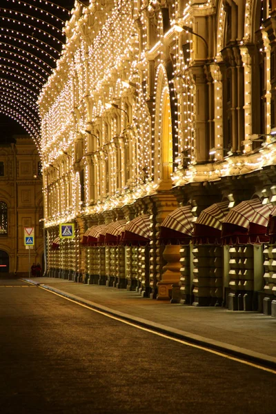 Geceleri eski bir evin cephesi