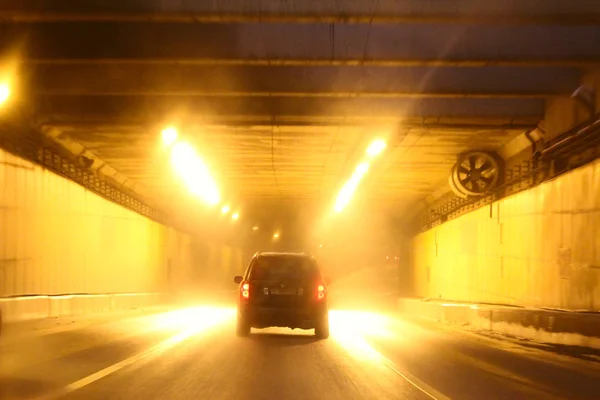 Arabayı tünele doğru gider