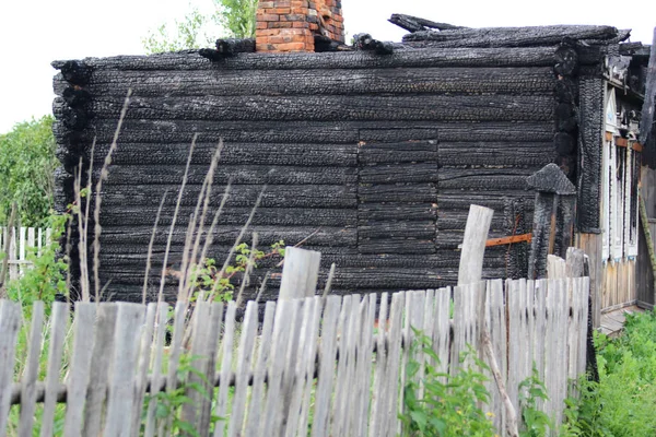 Yangından sonra köy evi