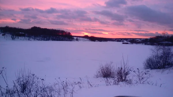 donmuş bir gölün üzerinde kış günbatımı
