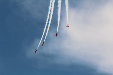 Uçan uçaklar gökyüzünü beyaz çizgilerle boyarlar 