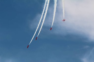 Uçan uçaklar gökyüzünü beyaz çizgilerle boyarlar