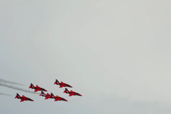 Uçan uçaklar kırmızı oklarla uçar..