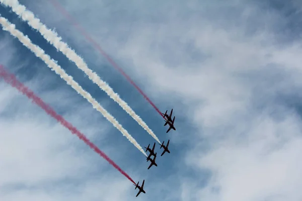 Uçan uçaklar gökyüzünü farklı renklerle boyarlar.