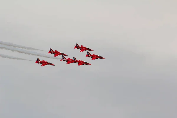 Uçan uçaklar kırmızı oklarla uçar..