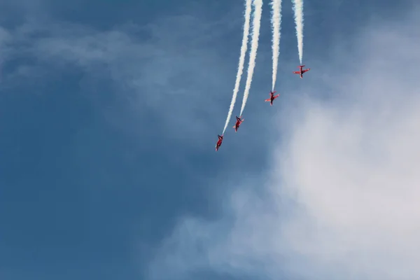 Uçan uçaklar gökyüzünü beyaz çizgilerle boyarlar 