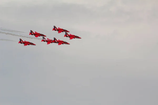 Uçan uçaklar kırmızı oklarla uçar..