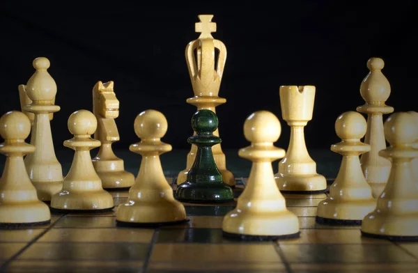 国际象棋 被强大力量包围的棋子 — 图库照片