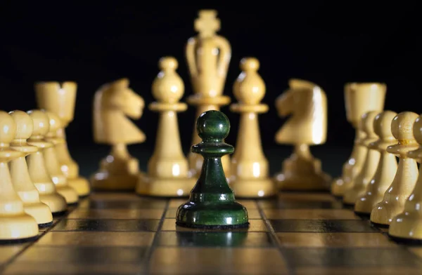 国际象棋 向对方国王投降的棋子 — 图库照片