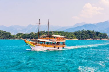 Paraty / Rio de Janeiro - Gündüz vakti turistlerle dolu denizde yüzen tekne manzarası