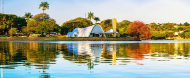 Gündüz vakti nehir kıyısındaki mimari manzarası