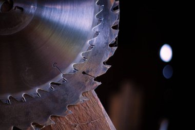 Örümcek ağındaki eski metal testeresi