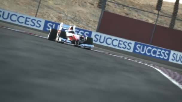 Гоночный болид F1 на пустынной трассе - финишная прямая — стоковое видео