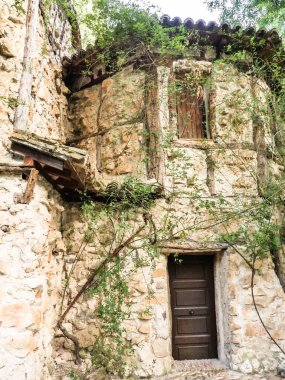 Doğanın ortasındaki taş ev.