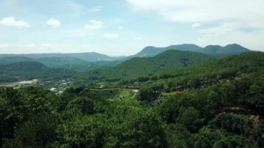 Fly Cam Drone 4k - Vietnam 'da çam ormanı ve yeşil göl