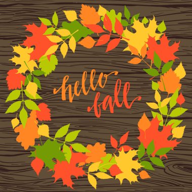 Ahşap arka planda sonbahar yaprakları çelengi, el çizimi vektör çizimi ve harfleri.