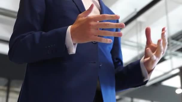 férfi irodaépület kék kabát magyarázza mutatja kézzel gesztusok a színpadon