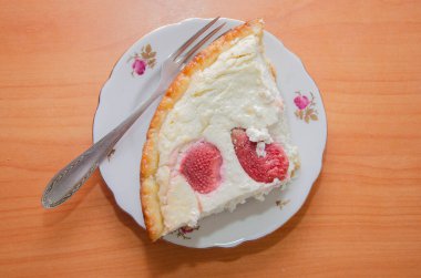Çatallı çilekli cheesecake.