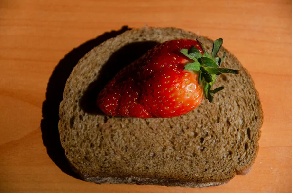 Morango Pedaço Pão Preto Mesa — Fotografia de Stock