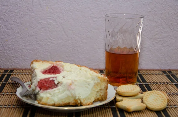 Glas Kekse Und Erdbeerquark Auf Einem Teller Mit Gabel — Stockfoto